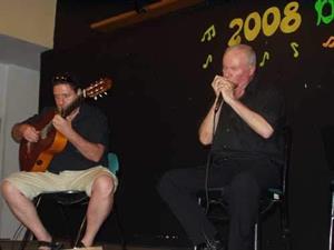 איציק בלס בגיטרה עם משה בראונר במפוחית  בכנס מפוחיות 2008 בקרית טבעון.